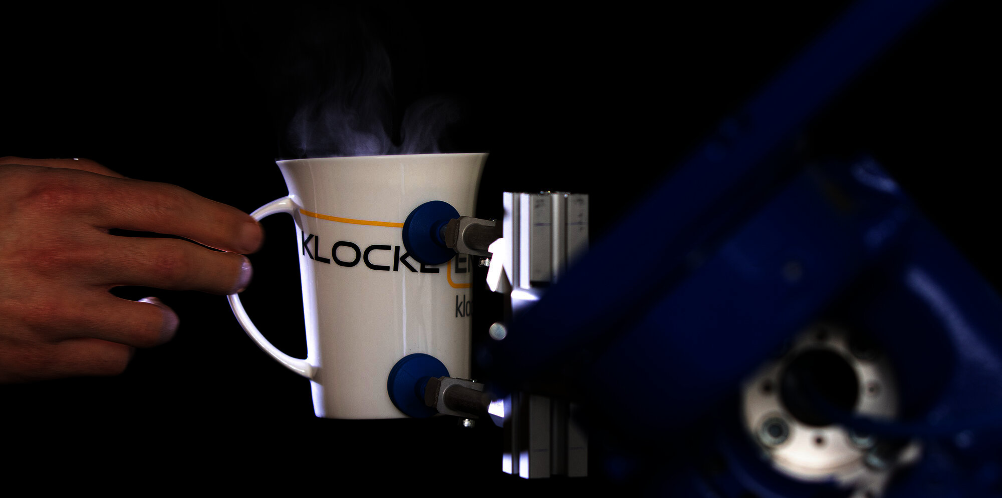 Roboter-Greifer reicht Kaffeebecher von Klocke Engineering