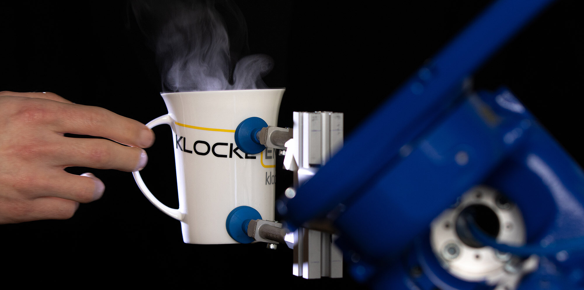 Roboter-Greifer reicht Kaffeebecher von Klocke Engineering